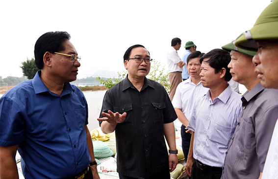 Phải bảo vệ tuyệt đối an toàn cho người dân vùng lũ